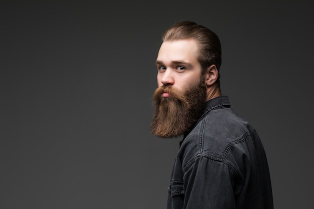 Foto homem bonito barbudo jovem hippie isolado em fundo cinza