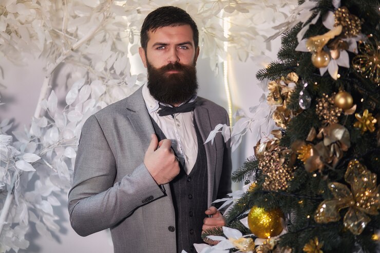 Foto homem bonito bem sucedido e maduro em roupas de estilo inglês, esperando o feriado de ano novo