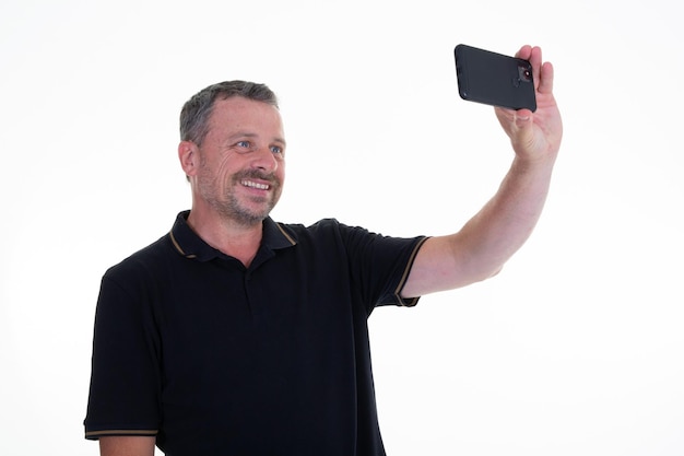 Homem bonito, câmera de tela, smartphone, fazendo selfie, isolado no fundo branco