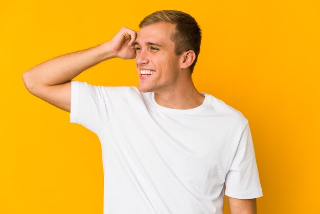 Foto homem bonito caucasiano jovem comemorando uma vitória, paixão e entusiasmo, expressão feliz.