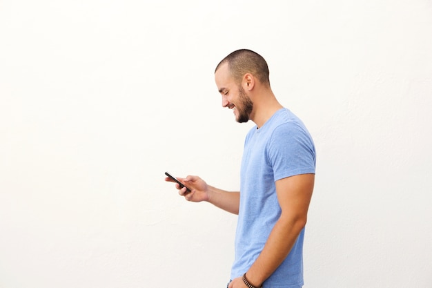 Homem bonito com barba andando com telefone celular