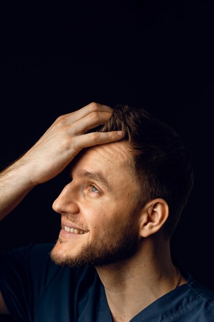 Homem bonito com barba e estilo de cabelo da moda. Anúncio de barbearia e cabelo estiloso. Homem de negócios confiante