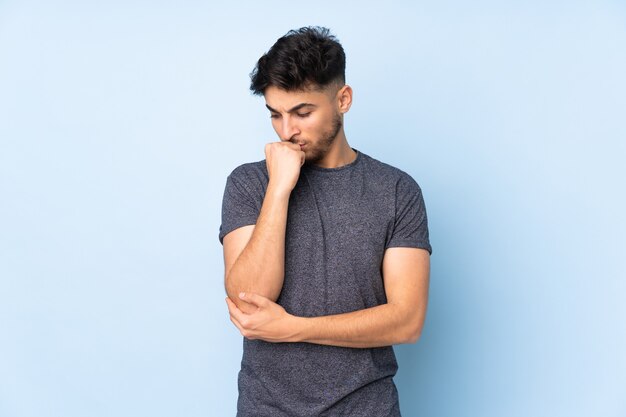 Homem bonito com barba em estúdio