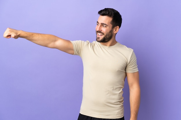 homem bonito com barba fazendo sinal de positivo