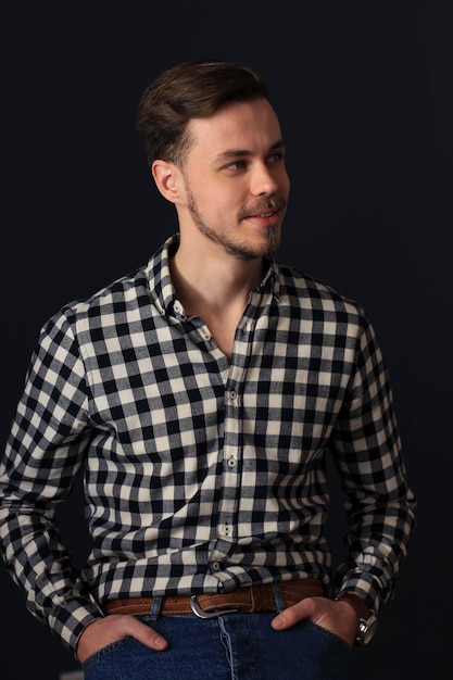 Homem bonito com barba na camisa studio shot