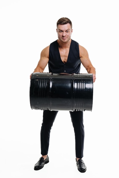 Homem bonito com barril em fundo branco isolado Treino jovem fisiculturista com barril