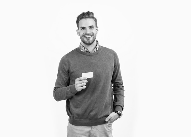 Homem bonito com cabelo elegante, mostrando o cartão de visita isolado no negócio de espaço de cópia em branco