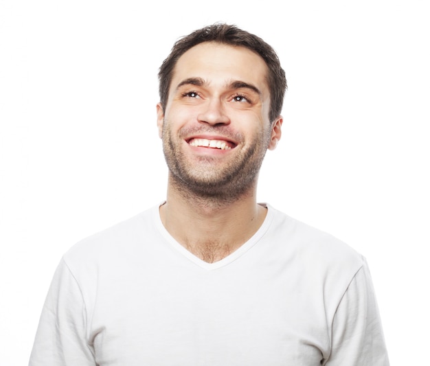 Homem bonito com camisa branca em branco, cara feliz