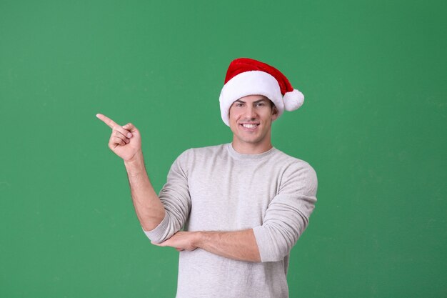 Homem bonito com chapéu de Natal em verde
