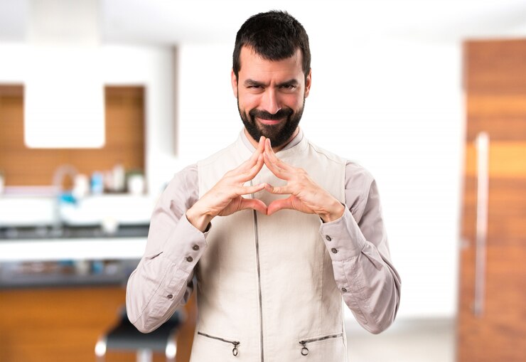 Foto homem bonito com colete pensando dentro da casa