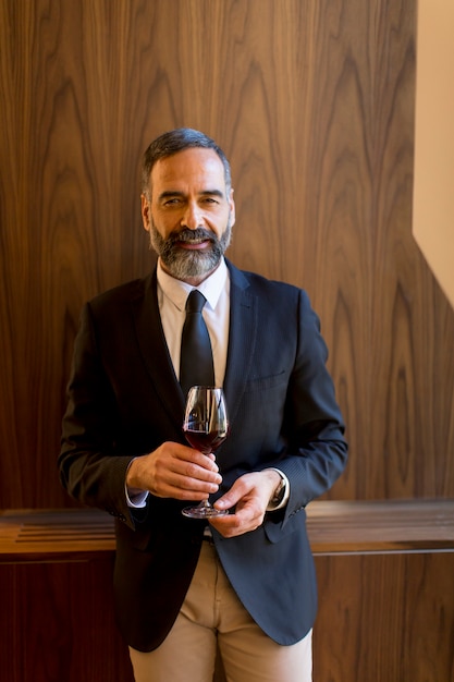 Foto homem bonito com copo de vinho tinto