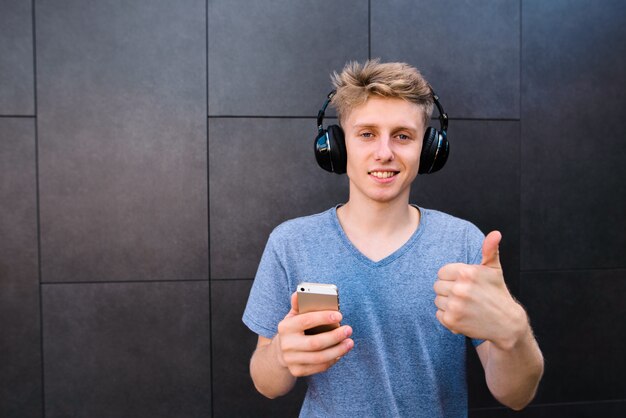 Homem bonito com fones de ouvido, curtindo música