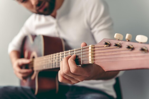 Homem bonito com guitarra