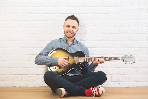 Homem bonito com guitarra