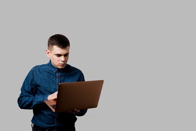 Homem bonito com laptop. homem de negócios trabalhando online em casa.