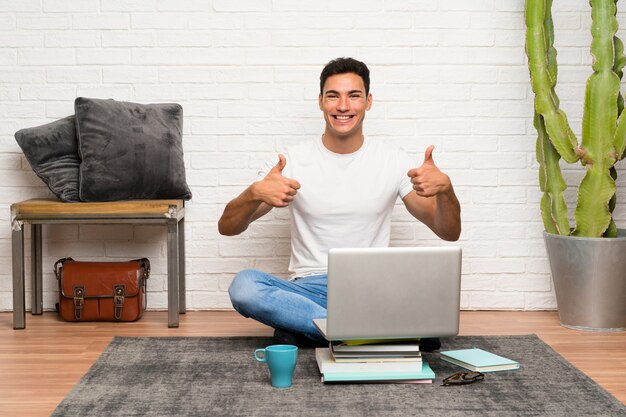 homem bonito com laptop