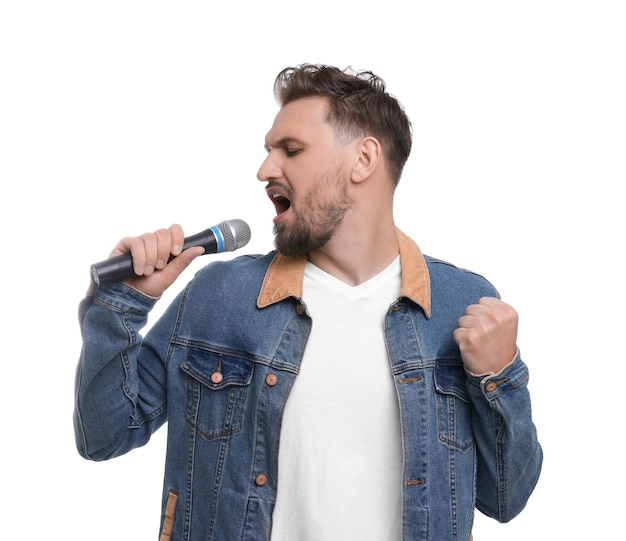 Foto homem bonito com microfone cantando no fundo branco