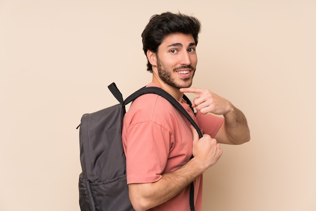 Homem bonito com mochila