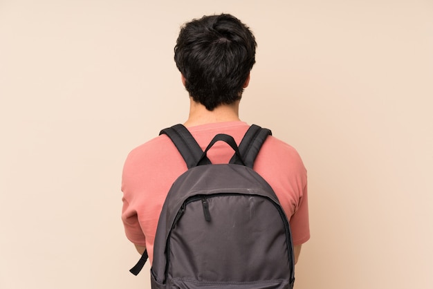 Foto homem bonito com mochila