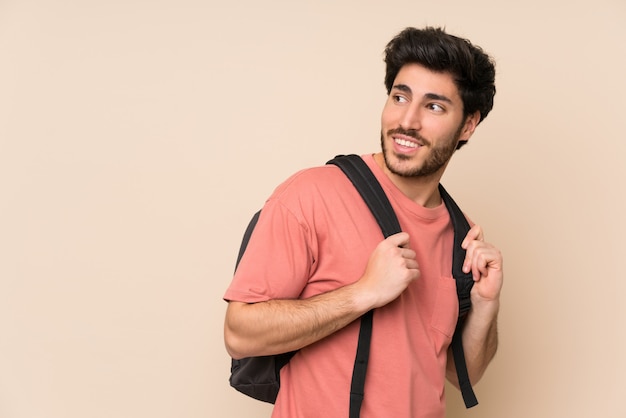 Homem bonito com mochila