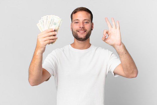 Foto homem bonito com notas de dólar