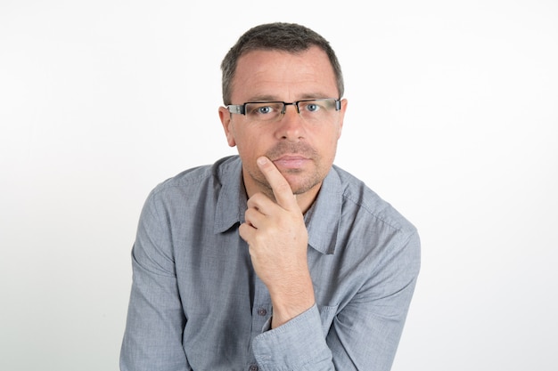 Homem bonito com óculos, barba por fazer com uma camisa casual azul