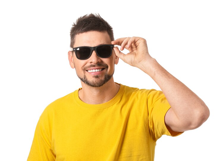 Foto homem bonito com óculos escuros