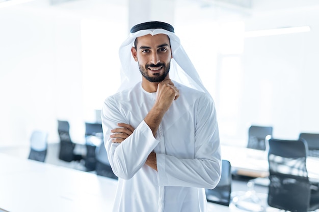 Foto homem bonito com prato dasha trabalhando em seu escritório de negócios de dubai