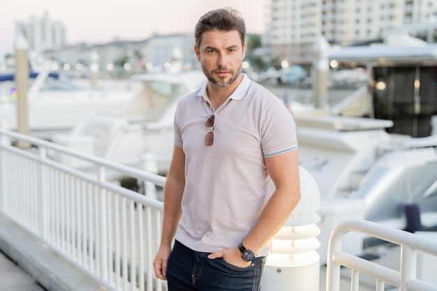 Homem bonito com roupa elegante andando na rua da cidade modelo masculino bem-sucedido na cidade grande que vive