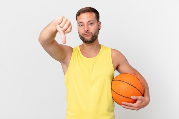 homem bonito com uma bola de basquete