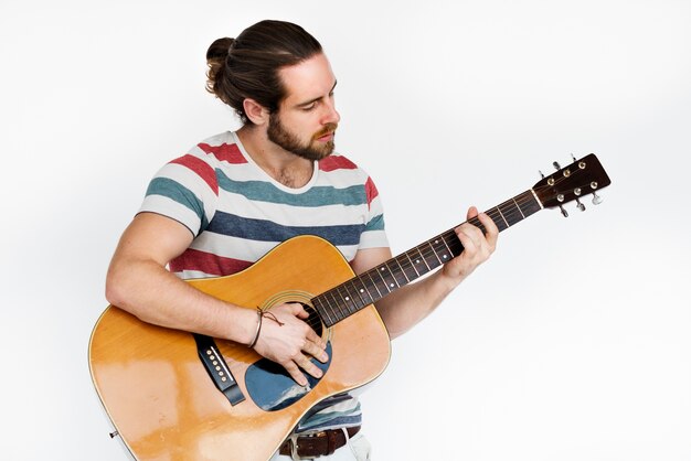 Homem bonito com uma guitarra