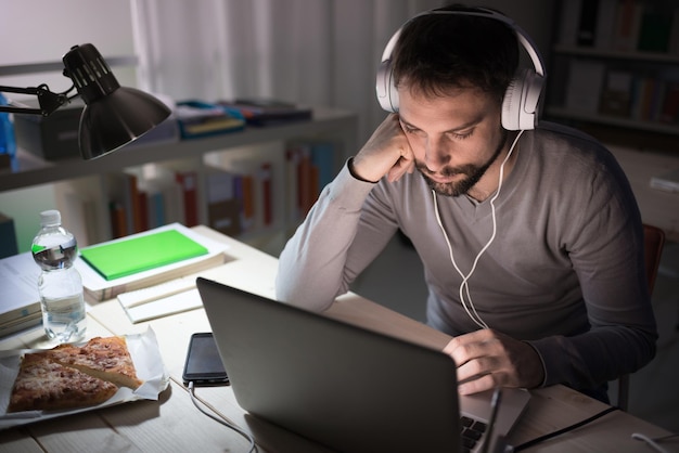 Homem bonito, conectando-se tarde da noite