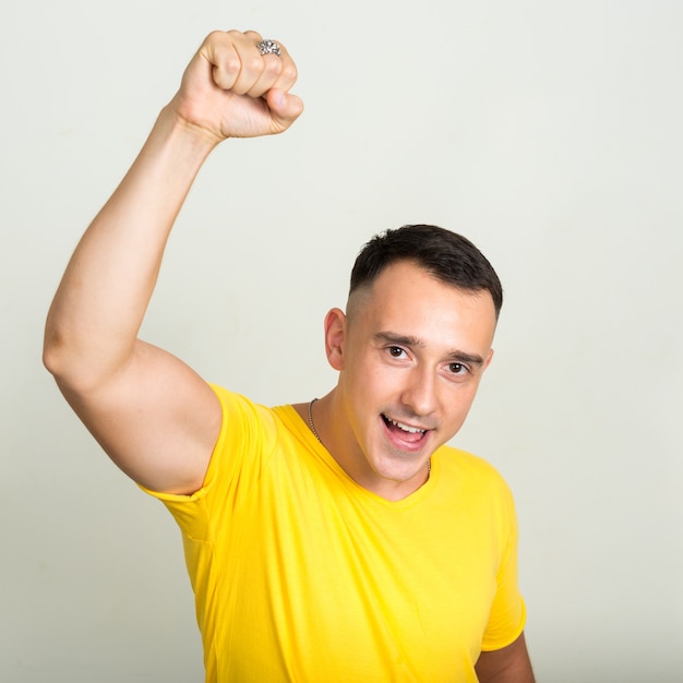 Foto homem bonito contra parede branca