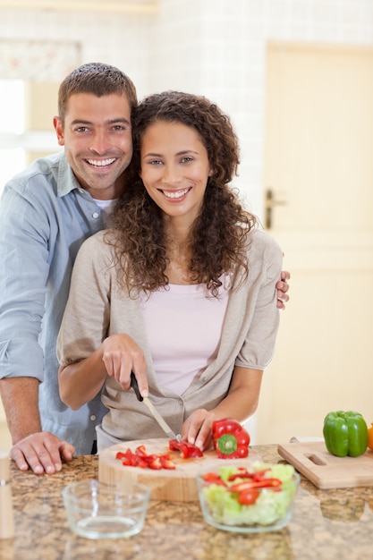 Foto homem bonito cozinhar com sua namorada