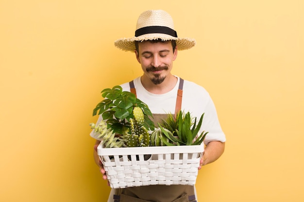 Homem bonito cuidando de plantas