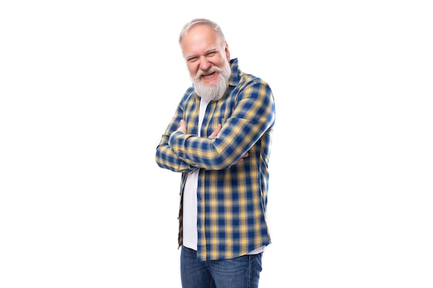 Homem bonito de cabelos grisalhos de meia idade com barba em uma camisa em um fundo branco