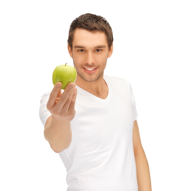 homem bonito de camisa branca com maçã verde