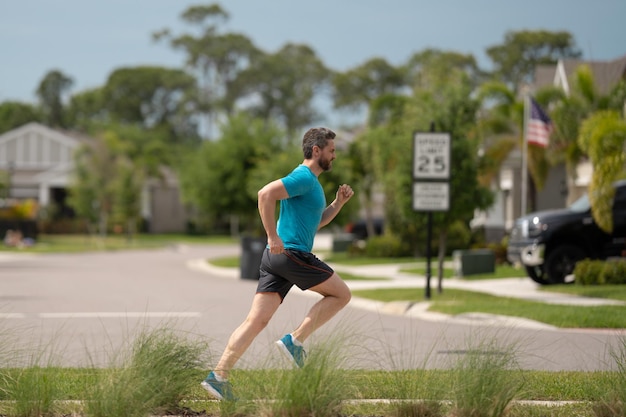 Homem bonito de meia-idade correndo pelo bairro americano homem atlético correndo ao ar livre saudável l