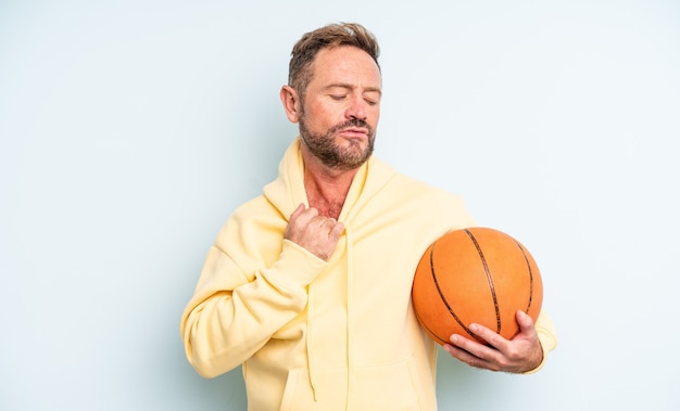 Homem bonito de meia-idade se sentindo estressado, ansioso, cansado e frustrado. conceito de basquete