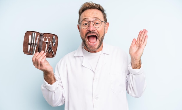 Homem bonito de meia-idade se sentindo feliz e surpreso com algo inacreditável. conceito de podólogo