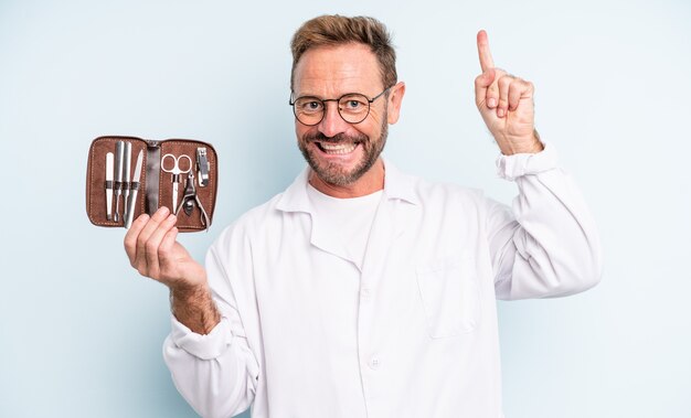 Homem bonito de meia-idade se sentindo um gênio feliz e animado depois de realizar uma ideia. conceito de podólogo