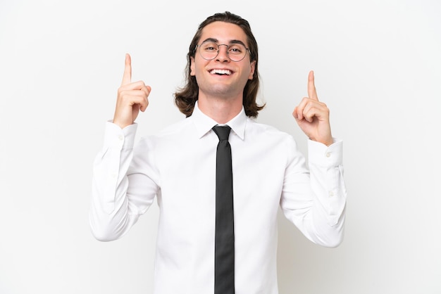 Homem bonito de negócios isolado no fundo branco apontando uma ótima ideia