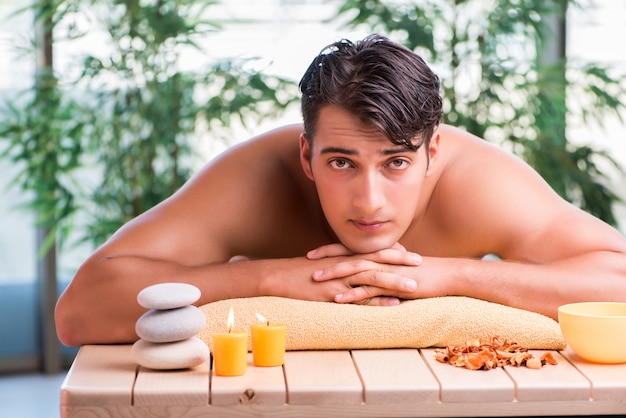 Homem bonito durante a sessão de spa