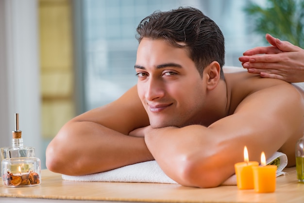 Foto homem bonito durante o spa massageando a sessão