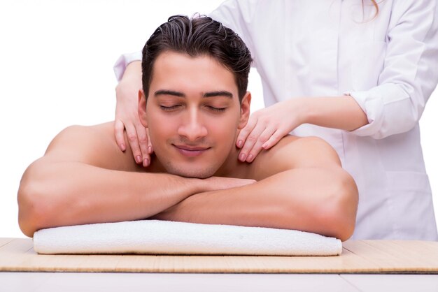 Foto homem bonito durante o spa massageando a sessão