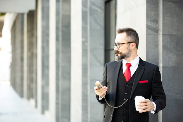 Homem bonito e barbudo, morena com camisa preta