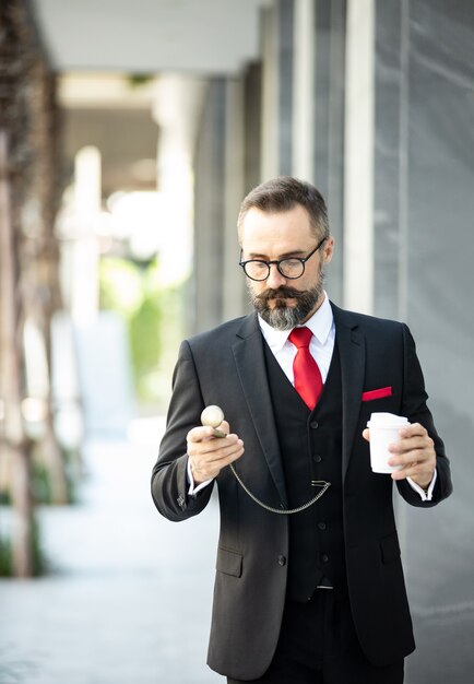 Homem bonito e barbudo, morena com camisa preta