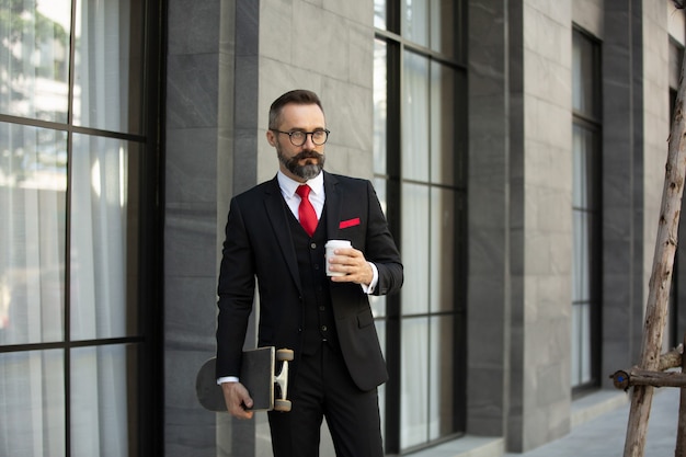 Homem bonito e barbudo, morena com camisa preta