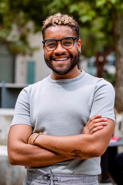 Homem bonito e casual com óculos e barba