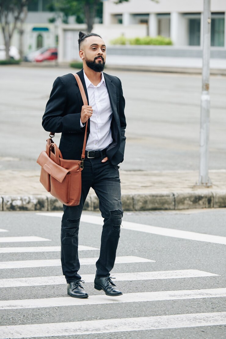 Foto homem bonito e elegante de barba com bolsa de couro para atravessar a rua